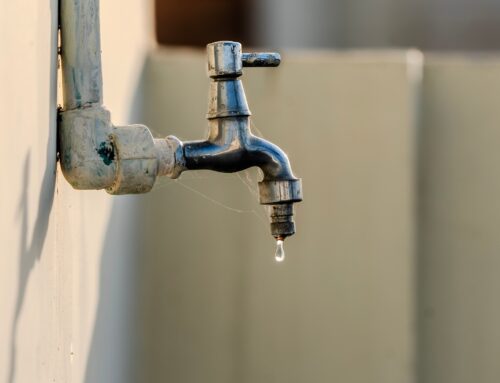 ¿Cuándo llamar a un fontanero en Càrcer? Señales que no debes ignorar